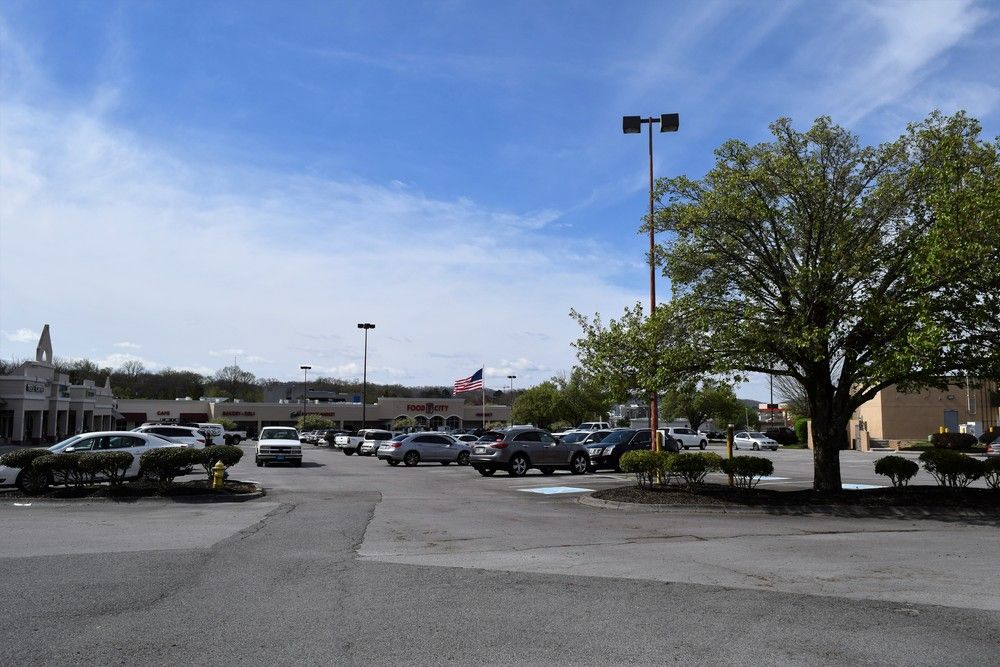 Manhattan Place Shopping Center: 1175 Oak Ridge Turnpike, Oak Ridge, TN 37830